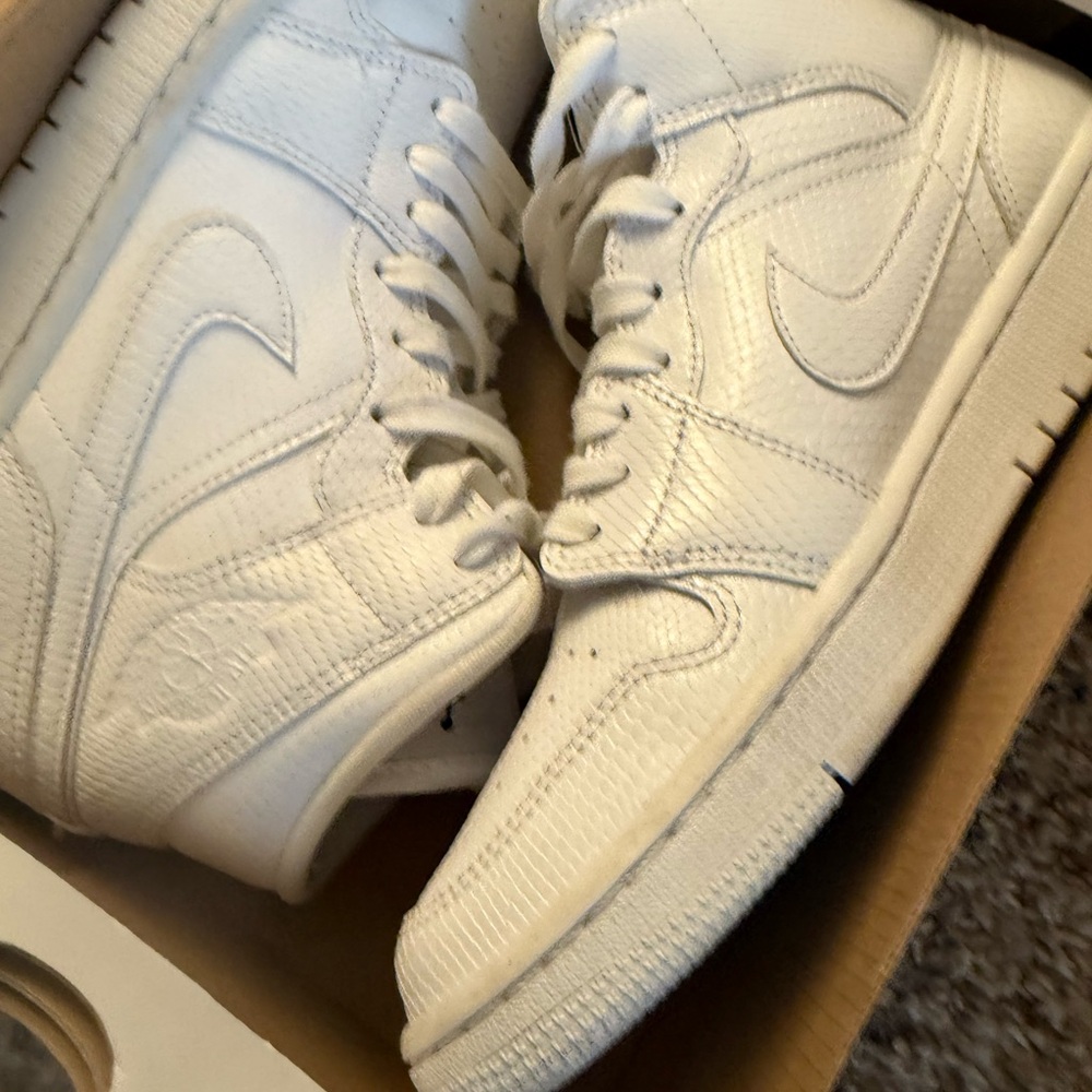Nike Air Force 1 Mid Top Snake Skin White Athletic Shoes Woman’s size 8
